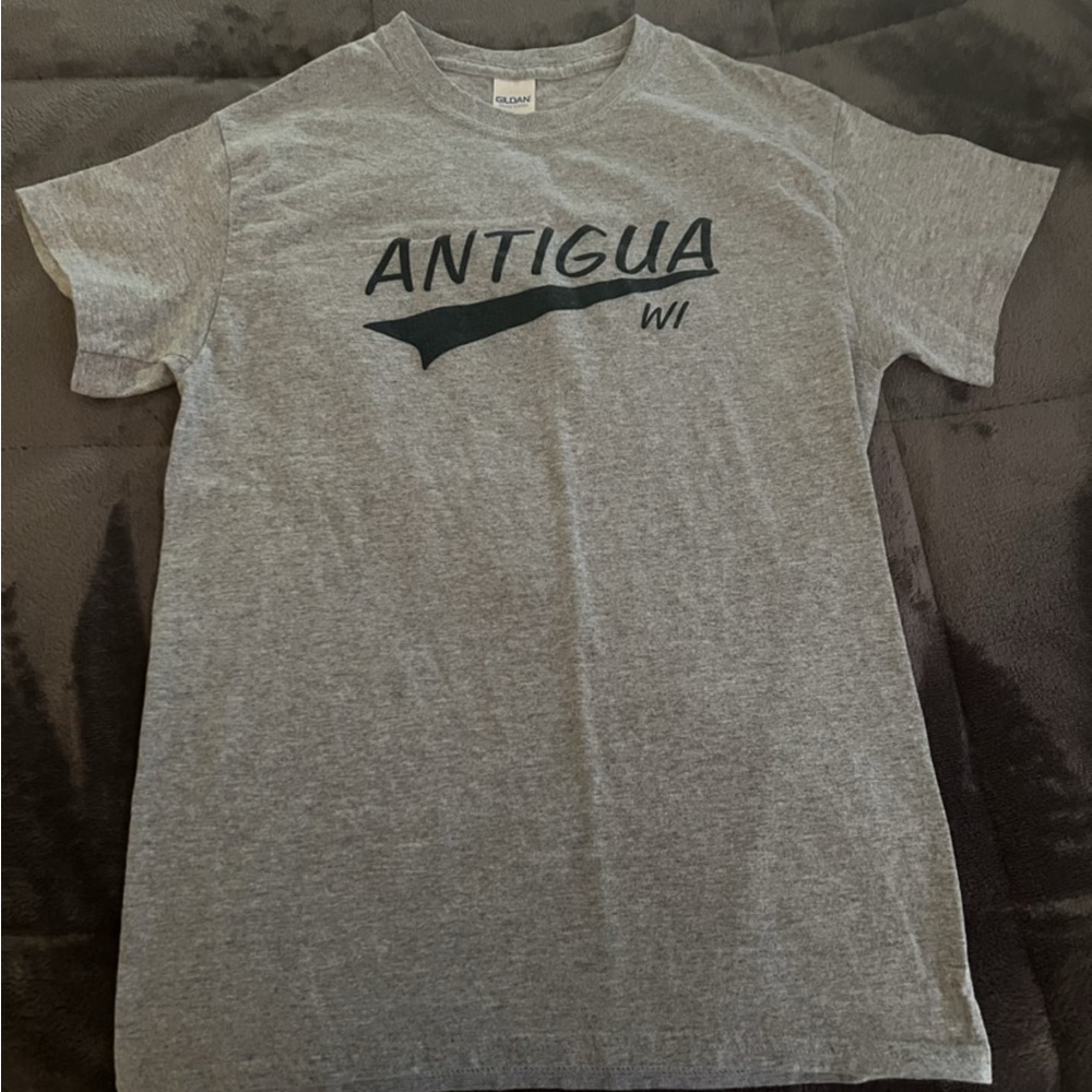 Boys T-Shirt. Gildan Small.
